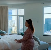 Begini penampakan kamar utama di apartemen Nikita Willy dan Indra Priawan yang nantinya akan digunakan untuk tempat tidur bersama sang buah hati. Di dekat ranjangnya Nikita juga sudah menyiapkan tempat tidur kecil untuk sang bayi dan beragam peralatan bayi. Foto: YouTube/Nikita Willy Official