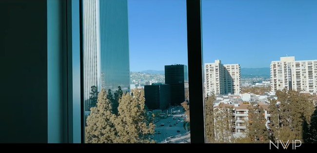 Salah satu yang cukup menarik dari kamar di apartemen Nikita Willy adalah pemandangannya yang indah. Dari dalam kamar bisa terlihat pemandangan Hollywood Hills. Foto: YouTube/Nikita Willy Official