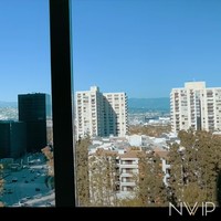 Salah satu yang cukup menarik dari kamar di apartemen Nikita Willy adalah pemandangannya yang indah. Dari dalam kamar bisa terlihat pemandangan Hollywood Hills. Foto: YouTube/Nikita Willy Official