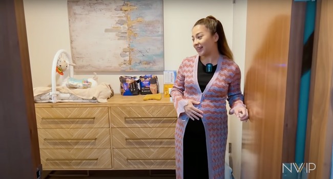 Saat ini Nikita Willy dan Indra Priawan diketahui tengah menetap di Amerika. Sampai setelah melahirkan pun keduanya masih akan menetap di sana. Oleh karena itu Nikita telah menyiapkan kamar bayi di apartemennya di Amerika. Foto: YouTube/Nikita Willy Official