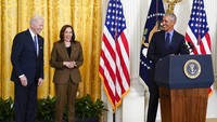 Presiden Joe Biden dan Wakil Presiden Kamala Harris tertawa ketika mantan Presiden Barack Obama berbicara di Ruang Timur Gedung Putih di Washington, Selasa, (5/4/2022).