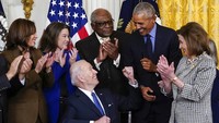 Obama mengatakan dia dan Biden mencapai banyak dalam delapan tahun mereka, tetapi tidak ada yang membuat saya lebih bangga daripada memberikan perawatan kesehatan yang lebih baik dan lebih banyak perlindungan kepada jutaan orang di seluruh negeri ini. 