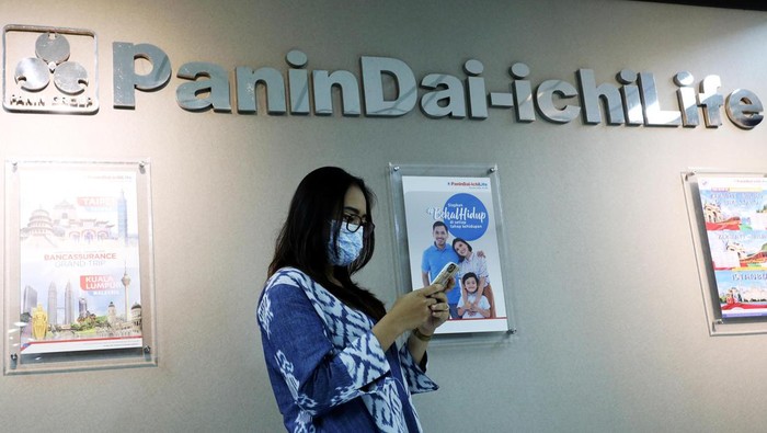 Panin Dai-ichi Life Bayarkan Klaim 1.7 M Presiden Direktur PT Panin Dai-ichi Life Fadjar Gunawan (kedua kiri), didampingi Chief Agency Officer Darwin Gunawan (kiri), Financial Advisor Vincencius Octavianus (kedua kanan), Senior Agency Manager Daniel Pantjadjaja (kanan), secara simbolis menyerahkan klaim asuransi tutup usia kepada ahli waris salah satu nasabahnya dengan total nilai pertanggungan Rp 1,7 Miliar di Jakarta, Rabu ( 6/4).
Klaim ini merupakan manfaat dari produk Asuransi Kesehatan Medical Benefit X serta Asuransi jiwa Premier Multilinked Assurance dan Multilife Cover yang dipasarkan melalui jalur keagenan.