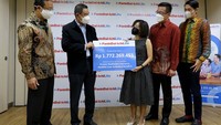 Presiden Direktur PT Panin Dai-ichi Life Fadjar Gunawan (kedua kiri), didampingi Chief Agency Officer Darwin Gunawan (kiri), Financial Advisor Vincencius Octavianus (kedua kanan), Senior Agency Manager Daniel Pantjadjaja (kanan), secara simbolis menyerahkan klaim asuransi tutup usia kepada ahli waris salah satu nasabahnya dengan total nilai pertanggungan Rp 1,7 Miliar di Jakarta, Rabu (6/4).