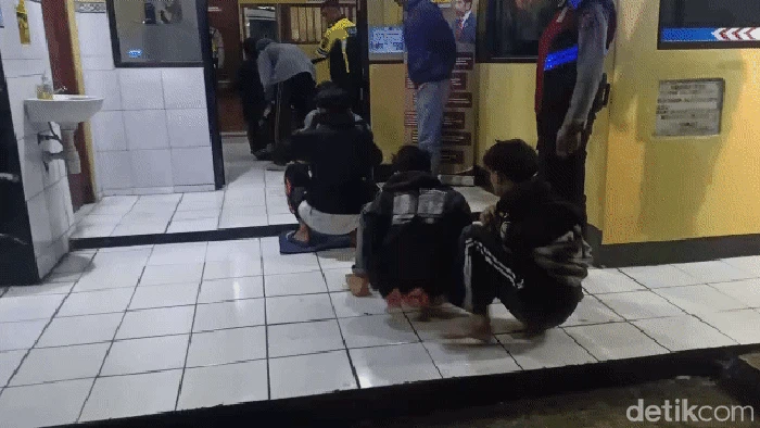 Para pelaku tawuran perang sarung diamankan polisi.
