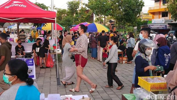 Pasar Pon Trenggalek ramai pengunjung menjelang berbuka puasa. Banyak pedagang dadakan yang menjual beragam takjil dan menu berbuka puasa. Pasar Pon Trenggalek ramai pengunjung menjelang berbuka puasa. Banyak pedagang dadakan yang menjual beragam takjil dan menu berbuka puasa.