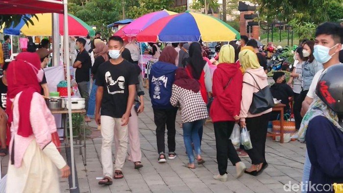 Pasar Pon Trenggalek ramai pengunjung menjelang berbuka puasa. Banyak pedagang dadakan yang menjual beragam takjil dan menu berbuka puasa.