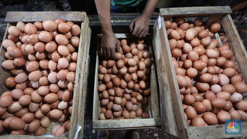 Peagang telur ayam di Pasar Minggu, Rabu (6/4/2022) (CNBC Indonesia/Andrean Kristianto)
