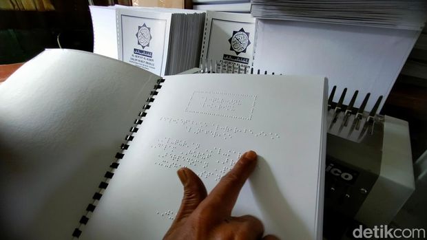Pembuatan Al-Quran braille di Bandung.