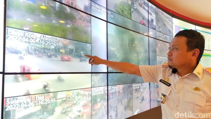 Pemkot Makassar mengawasi kondisi lewat kamera pemantau atau CCTV.