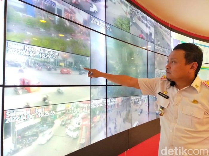 Pemkot Makassar mengawasi kondisi lewat kamera pemantau atau CCTV.