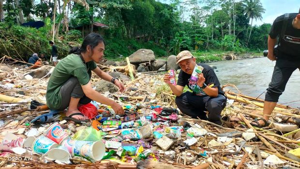 Peneliti Ecoton di Sungai Karawang