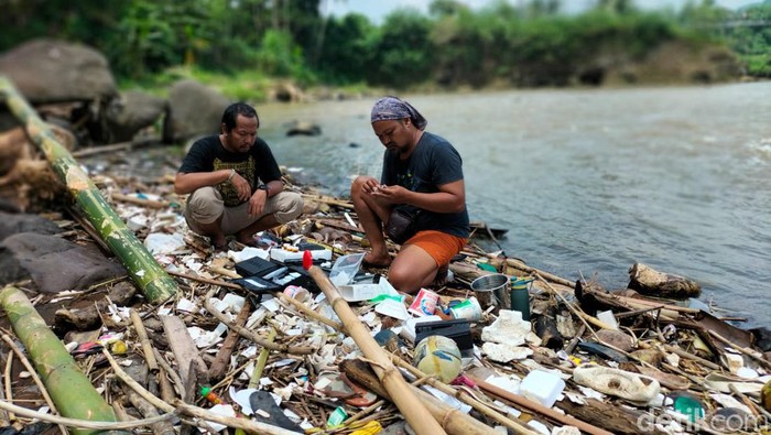 Peneliti Ecoton di Sungai Karawang