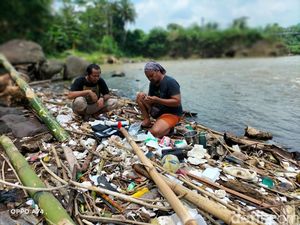 Ecoton: 5 Sungai di Jabar Tercemar Mikroplastik