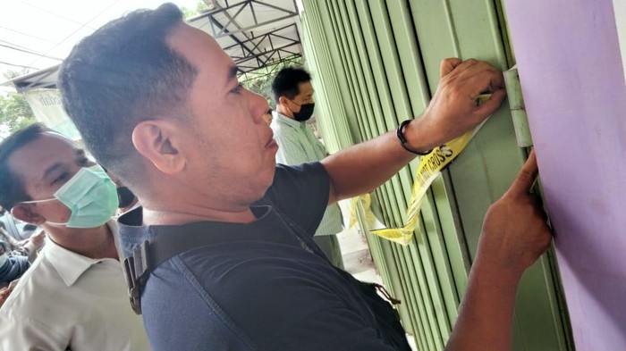 Polisi saat menyegel sebuah salon kecantikan di wilayah Cakranegara, Kota Mataram, Nusa Tenggara Barat (NTB) yang diduga dijadikan praktik prostitusi.