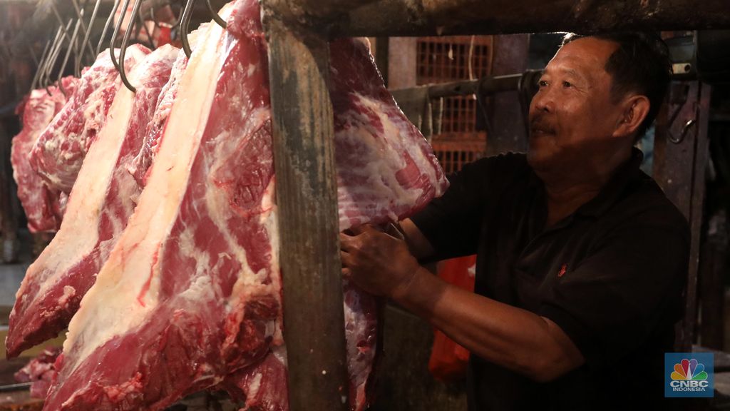 Penjual daging sapi di Pasar Minggu, Jakarta, Rabu (6/4/2022). (CNBC Indonesia/Andrean Kristianto)