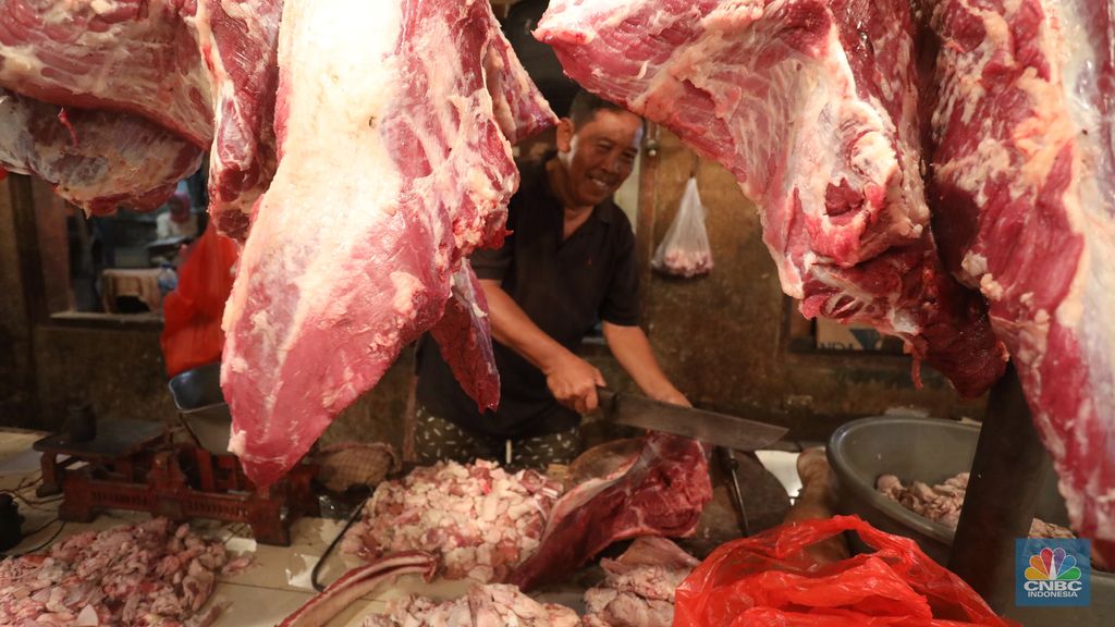 Penjual daging sapi di Pasar Minggu, Jakarta, Rabu (6/4/2022). (CNBC Indonesia/Andrean Kristianto)