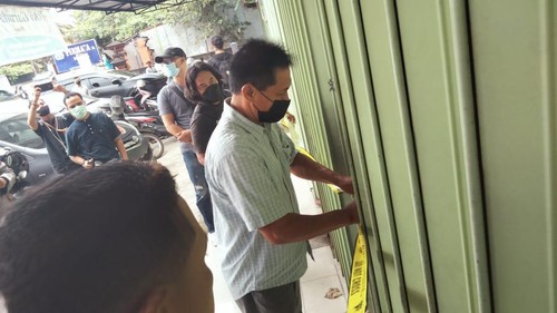 Polisi saat melakukan penyegelan terhadap salah satu salon kecantikan di wilayah Cakranegara, Kota Mataram, NTB yang diduga jadi lokasi prostitusi