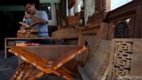 Setumpuk rekal atau tatakan Al-Quran yang terbuat dari kayu. Rekal ini biasa digunakan untuk landasan saat tadarus Al-Quran.