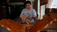 Seorang pekerja toko Mabruri 12 menyelesaikan pembuatan rekal Al-Quran di Jalan Pahlawan Revolusi kawasan Klender, Jakarta, Rabu (6/4/2022).