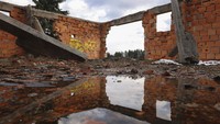Pemandangan rumah yang hancur akibat perang 1992-1995 terlihat di bekas garis depan di dekat Sarajevo, Bosnia.