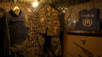 Memorabilia militer dari perang 1992-1995 dipajang di sebuah terowongan yang digunakan selama pengepungan di Sarajevo, Bosnia. Pasukan Serbia Bosnia, dipersenjatai dan didukung oleh negara tetangga Serbia, mengepung Sarajevo pada 6 April 1992, selama pecahnya Yugoslavia.