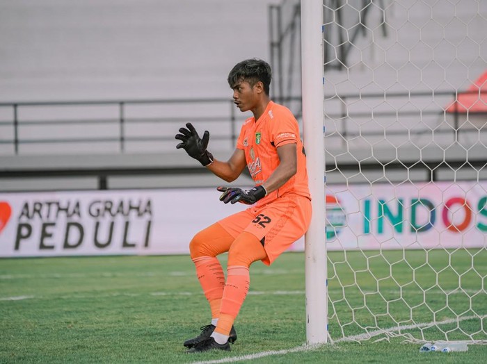 Salah satu kiper andalan Persebaya Surabaya, Andhika Ramadhani dipanggil Timnas U-23. Ia masuk dalam daftar pemain yang mengikuti pemusatan latihan Timnas U-23.