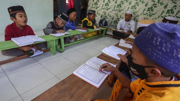 Sejumlah anak berlatih membaca Al Quran metode tilawati saat Pesantren Kilat Ramadhan di Pondok Dzikir Miftahus Sudur, Palangkaraya, Kalimantan Tengah, Rabu (6/4/2022). Pesantren kilat dilaksanakan untuk mengisi waktu anak-anak pada bulan suci Ramadhan dengan memperdalam ilmu agama Islam yaitu dengan cara baca tulis Iqro, Al Quran, tahsin, tahfidz, praktik ibadah, dan hafalan doa. ANTARA FOTO/Makna Zaezar/rwa.