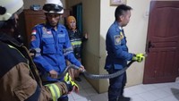 Ular King Cobra sepanjang 3 meter membuat gempar warga Cisompet, Garut. Ular tersebut kepergok ngumpet di atap salah satu rumah warga. Penemuan King Cobra tersebut terjadi Selasa (5/4), di rumah Ian (58), seorang warga Kampung Cempaka, Desa Depok, Kecamatan Cisompet, Garut.Kami menerima informasi ada warga yang melihat ular kobra di rumahnya, kata Dadan Wandani, Kepala UPT Disdamkar Pameungpeuk, Rabu (6/4/2022). (Foto: Istimewa)