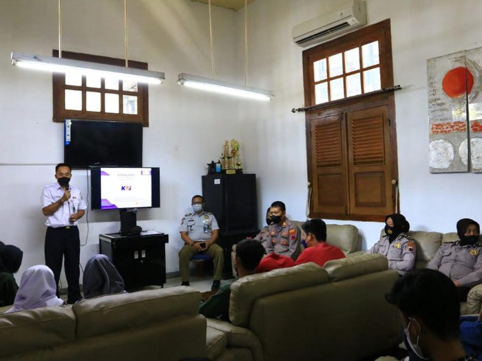 Petugas PT KAI memberikan pembinaan bagi pelajar pelempar kereta api, Rabu (6/4/2022).