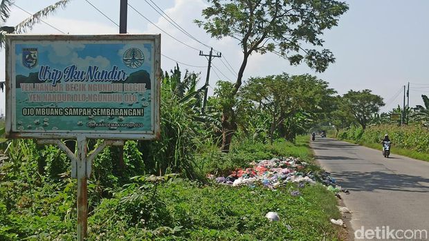 Pinggir jalan Onggorawe Sayung, Demak, jadi tempat pembuangan sampah, Rabu (6/4/2022).