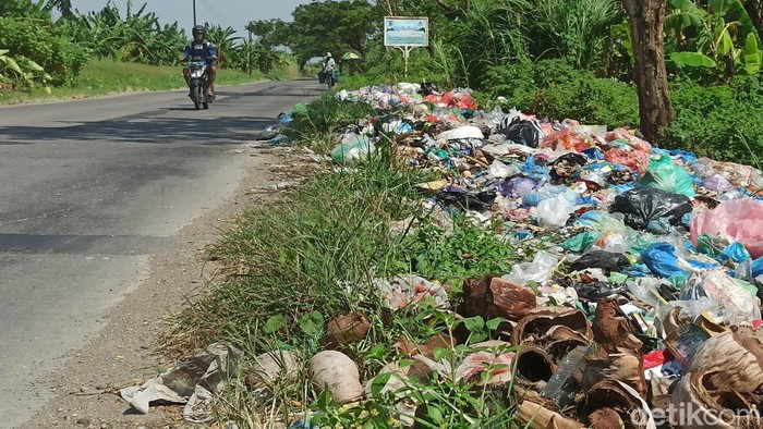 Pinggir jalan Onggorawe Sayung, Demak, jadi tempat pembuangan sampah, Rabu (6/4/2022).