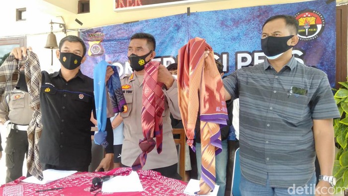 Polisi menunjukkan barang bukti berupa sarung yang diduga akan digunakan senjata untuk tawuran, Rabu (6/4/2022).