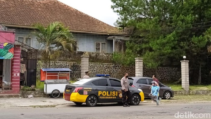 Polisi berjaga di lokasi yang diduga tempat perang sarung.