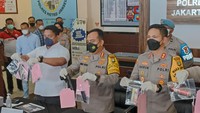 Foto: Perampokan terjadi pada Selasa (5/4) lalu. BS sempat meletuskan senjata airsoft gun saat melakukan perampokan tersebut. Namun aksi BS ini digagalkan oleh petugas satpam bank. (Wildan/detikcom)
