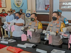Duel dengan Satpam, Begini Detik-detik Pegawai Bank Merampok di Jaksel