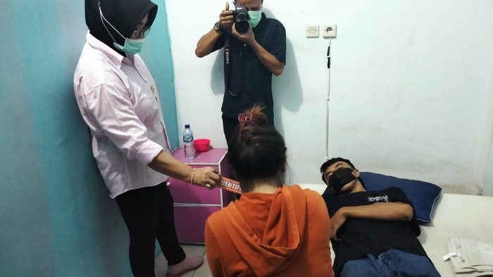 Polisi menggerebek sebuah salon kecantikan yang diduga jadi tempat prostitusi. Lima orang perempuan dan satu orang pria diamankan dalam penggerebekan itu. (dok Istimewa)
