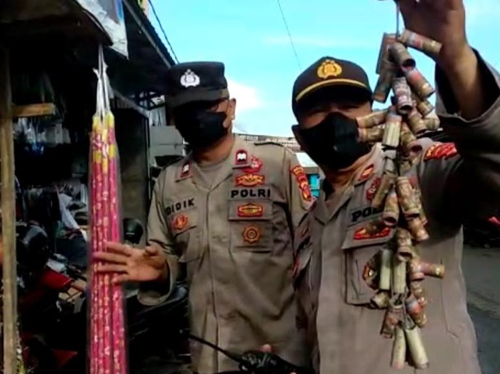 Polisi menunjukan petasan yang hendak disita.