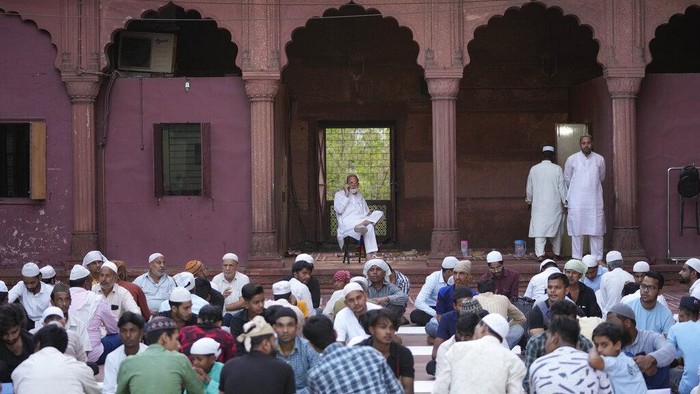 Umat Muslim di India berbuka puasa bersama di Masjid Jama, New Delhi. Diketahui, masjid ini merupakan simbol kemegahan Islam di India sejak abad ke-17.