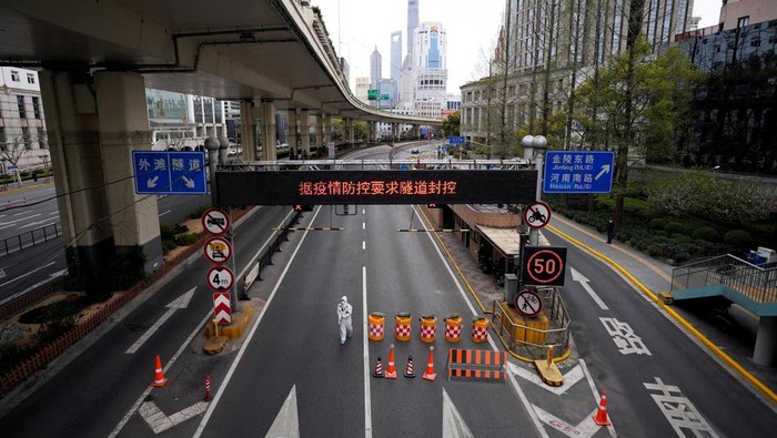 Potret Jantung Bisnis China yang Beristirahat Gegara COVID-19 Shanghai telah memberlakukan lockdown sejak akhir bulan lalu. Pusat keuangan di Negeri Tirai Bambu itu pun kini sunyi, jauh dari hiruk-pikuk kota sehari-hari.