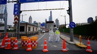 Namun, China kembali memperpanjang lockdown di Kota Shanghai. Lockdown harusnya berakhir dilakukan selama 5 hari di barat kota. Tapi ternyata lockdown malah meluas ke timur kota hingga pemberitahuan lebih lanjut.