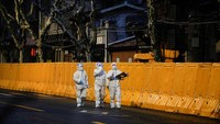 Perpanjangan lockdown ini dilakukan karena virus Corona varian Omicron belum juga hilang namun makin menggila dengan angka di atas 10.000 kasus. Kemarin, Shanghai mencatat 13.000 kasus tanpa gejala dengan 268 kasus bergejala. Ini tiga kali lipat dibanding sembilan hari sebelumnya, ketika pengumuman lockdown dua fase.  