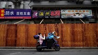 Dibanding negara lainnya, kasus China memang lebih sedikit. Namun strategi nol Covid-19 yang menggunakan penguncian ketat dikhawatirkan mempengaruhi ekonomi global yang bergantung pada pasokan China.