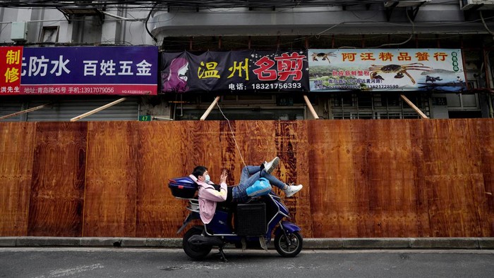 Shanghai telah memberlakukan lockdown sejak akhir bulan lalu. Pusat keuangan di Negeri Tirai Bambu itu pun kini sunyi, jauh dari hiruk-pikuk kota sehari-hari.