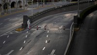 Pembatasan telah menyebabkan toko-toko dan restoran ditutup, pabrik ditutup, dan pelabuhan menjadi padat dengan kapal.  