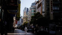 Sementara beberapa perusahaan di Shanghai telah memutuskan untuk tutup selama lockdown, yang lain di industri seperti jasa keuangan dan manufaktur mobil telah menerapkan apa yang disebut sistem loop tertutup.