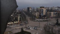 Kota pelabuhan yang berada di wilayah Ukraina bagian tenggara ini dilaporkan mengalami kehancuran hingga 90 persen setelah dikepung pasukan Rusia selama beberapa pekan terakhir. REUTERS/Stringer.