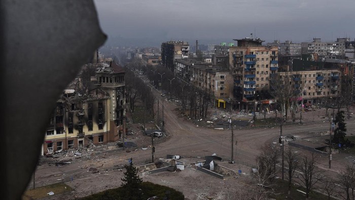 Kota Mariupol di wilayah Ukraina bagian tenggara alami kehancuran hingga '90 persen' usai dikepung pasukan Rusia selama beberapa pekan terakhir. Ini fotonya.