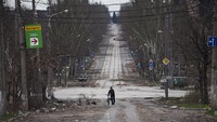 Sementara itu, ratusan ribu warga dilaporkan masih terjebak di kota Mariupol yang masih terus digempur Rusia. REUTERS/Stringer.