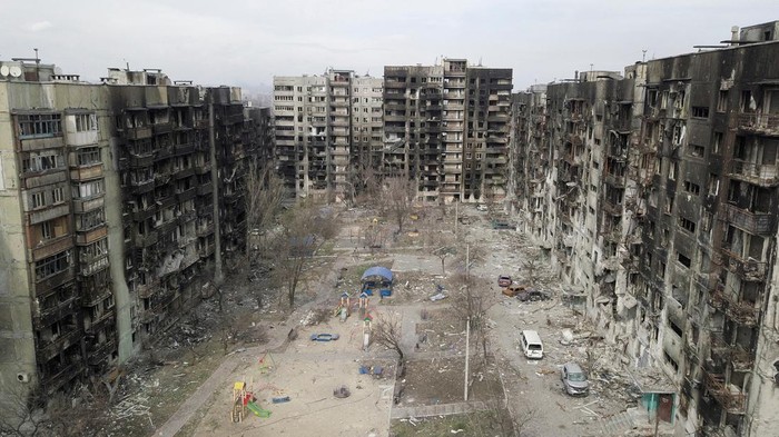 Kota Mariupol di wilayah Ukraina bagian tenggara alami kehancuran hingga 90 persen usai dikepung pasukan Rusia selama beberapa pekan terakhir. Ini fotonya.